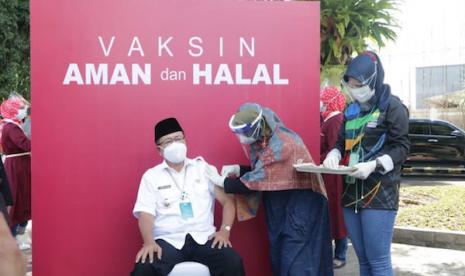 Pelaksana Tugas Bupati Cianjur Herman Suherman saat menjalani vaksinasi Covid-19 dosis kedua di halaman Pendopo Cianjur, Kamis (11/2/2021).