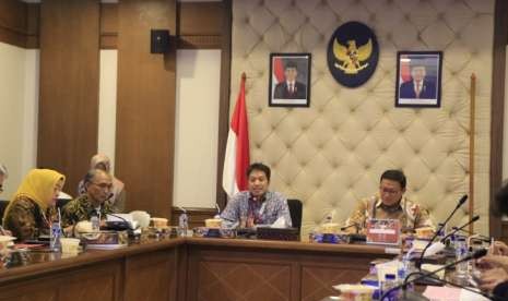 Pelaksana Tugas Deputi Bidang Koordinasi Kerawanan Sosial dan Dampak Bencana Kementerian Koordinator Bidang Pembangunan Manusia dan Kebudayaan, Sonny Harry B Harmadi, menggelar rapat koordinasi teknis eselon I untuk implementasi Inpres di Kemenko PMK Jumat sore (24/8).