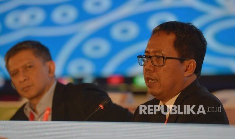 Pelaksana Tugas Ketua Umum PSSI Djoko Driyono (kanan) bersama Wakil Ketua Umum PSSI Iwan Budianto (kiri) menyampaikan keterangan pers sesusai penutupan Kongres PSSI 2019 di Nusa Dua, Bali, Ahad (20/1/2019).