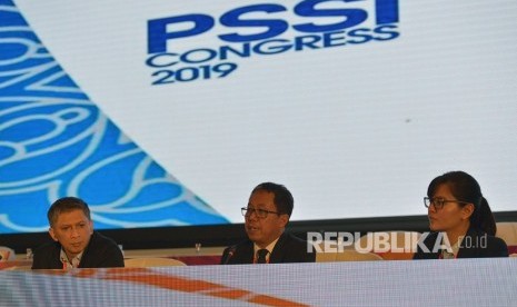 Pelaksana Tugas Ketua Umum PSSI Djoko Driyono (tengah) bersama Wakil Ketua Umum PSSI Iwan Budianto (kiri) dan Sekjen PSSI Ratu Tisha Destria (kanan) menyampaikan keterangan pers sesusai penutupan Kongres PSSI 2019 di Nusa Dua, Bali, Ahad (20/1/2019).