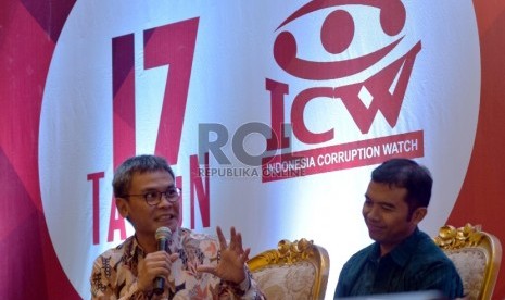 Pelaksana tugas pimpinan Komisi Pemberantasan Korupsi (KPK) Johan Budi bersama Kooerdinator Indonesia Corruption Watch (ICW) Adnan Topan Husodo saat menjadi pembicara pada diskusi peringatan HUT ICW ke-17 di Jakarta, Rabu (29/7).