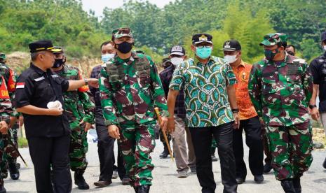 Pelaksana Tugas (Plt) Bupati Bogor, Iwan Setiawan bersama pimpinan TNI AD meninjau pembangunan jalan hasil program TMMD ke-115.