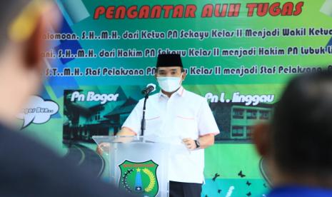  Pelaksana Tugas (Plt) Bupati Musi Banyuasin (Muba) Beni Hernedi menghadiri acara Pengantar Alih Tugas Ketua Pengadilan Negeri (PN) Sekayu Kelas II Hendra Halomoan SH MH serta Hakim PN Sekayu Kelas II Tyas Listiani SH MH dan Staf Pelaksana PN Sekayu Kelas II Novi Liana ST MH bertempat di ruang Sidang Kartika PN Sekayu, Kamis (4/11).