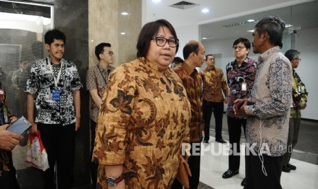 Pelaksana Tugas (Plt) Direktur Utama Pertamina Yenni Andayani berjalan usai mengikuti Rapat Umum Pemegang Saham Luar Biasa di Kantor Kementerian BUMN, Jakarta, Jumat (3\2).