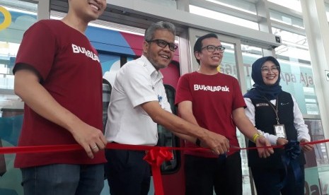 Pelaksana Tugas (Plt) Direktur Utama Railink Mukti Jauhari, Presiden dan Co Founder Bukalapak Fajrin Rasyid, dan Director of Payment, Fintech, and Virtual Products Bukalapak Victor Lesmana meresmikan fitur baru pembelian tiket kereta api bandara melalui aplikasi Bukalapak di Stasiun Bandara Internasional Soekarno-Hatta, Rabu (28/8).