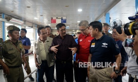 Pelaksana Tugas (Plt) Gubernur DKI Jakarta, Djarot Saiful Hidayat bersama Direktur Utama PT Transjakarta, Budi Kaliwono (2kanan) dan Kepala Dinas Perhubungan DKI Jakarta Andriansyah (kanan) meninjau Halte Transjakarta yang menjadi lokasi ledakan di Kampung Melayu, Jakarta, Ahad(28/5). 