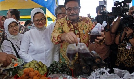 Pelaksana Tugas (PLT) Gubernur DKI Jakarta Djarot Saiful Hidayat (tengah) bersama Kepala Badan POM Penny Lukito (kedua kiri) melakukan inspeksi mendadak ke pasar takjil Bendungan Hilir (Benhil), Jakarta, Jumat (2/6). 