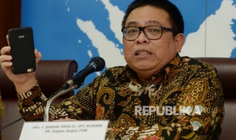 Pelaksana tugas (Plt) Kepala BPOM Tengku Bahdar Johan Hamid saat memberikan keterangan kepada wartawan mengenai vaksin palsu di Kantor BPOM, Jakarta, Selasa (28/6). 