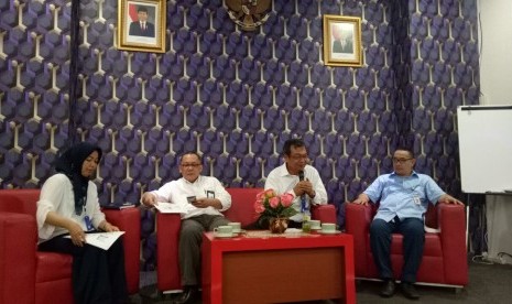 Pelaksana tugas (Plt) Kepala Lembaga Ilmu Pengetahuan Alam (LIPI) Bambang Subiyanto (dua dari kiri) gelar konferensi pers penyelenggaraan Indonesia Science Expo 2017 di Balai Kartini, Jakarta pada 23-26 Oktober 2017.