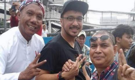 Pelaksana Tugas (Plt) Ketua Umum Partai Solidaritas Indonesia (PSI), Giring Ganesha (tengah) berfoto dengan Iwan Bopeng, pendukung Ahok yang ingin memotong tentara. 