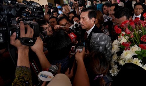 Plt Menteri ESDM yang juga Menteri Koordinator Bidang Kemaritiman Luhut Binsar Pandjaitan memberikan keterangan kepada awak media usai menghadiri pembukaan Sidang Tahunan MPR RI Tahun 2016 di Kompleks Parlemen, Senayan, Jakarta, Selasa (16/8).