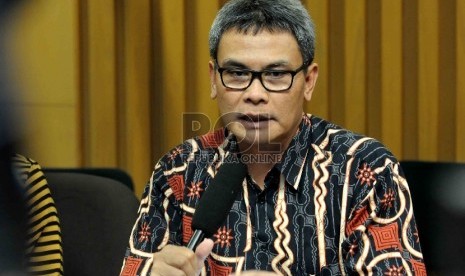 Pelaksana Tugas (Plt) Pimpinan Komisi Pemberantasan Korupsi Johan Budi memberikan keterangan keada wartawan kronologi pembatalan penahanan Ketua KPK non-aktif Abraham Samad di Gedung KPK, Jakarta, Rabu (29/4).(Republika/Agung Supriyanto )