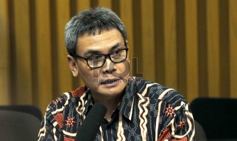 Pelaksana Tugas (Plt) Pimpinan Komisi Pemberantasan Korupsi Johan Budi memberikan keterangan keada wartawan kronologi pembatalan penahanan Ketua KPK non-aktif Abraham Samad di Gedung KPK, Jakarta, Rabu (29/4).(Republika/Agung Supriyanto )