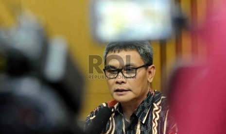 Pelaksana Tugas (Plt) Pimpinan Komisi Pemberantasan Korupsi Johan Budi memberikan keterangan keada wartawan kronologi pembatalan penahanan Ketua KPK non-aktif Abraham Samad di Gedung KPK, Jakarta, Rabu (29/4).(Republika/Agung Supriyanto )