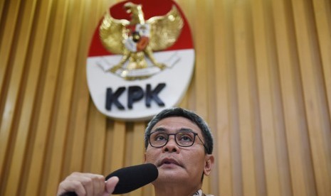 Pelaksana tugas (plt) pimpinan KPK Johan Budi menyampaikan keterangan pers tentang penetapan tersangka baru di Gedung KPK, Jakarta, Selasa (4/8). 