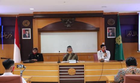   Pelaksana Tugas (Plt) Rektor UIN Suka, Sahiron (tengah) saat berdialog dengan warga Desa Guwosari, Bantul di Kampus UIN Suka, Sleman, Rabu (17/6). 