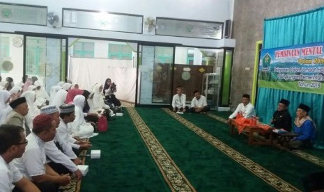 Pelaksana Tugas (Plt) Walikota Malang, Sutiaji melepas 67 Calon Jamaah Haji (CJH) Korpri Kota Malang Tahun 2018 di Masjid Baiturrohim Balaikota Malang, Rabu (18/7).