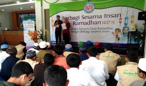 Pelaksanaan acara santunan anak yatim dan dhuafa di BSI Bogor, Selasa (21/6/2016).