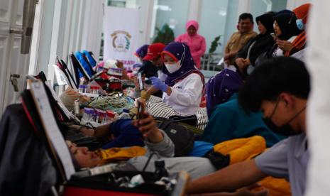 Pelaksanaan donor darah dalam rangka peringatan Hari Ibu tingkat Kabupaten Garut di Pendopo, Kecamatan Garut Kota, Kabupaten Garut, Senin (19/12/2022).