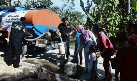 Pelaksanaan droping air bersih yang dilakukan ACT DIY ke sejumlah  titik di Kabupaten Gunungkidul.