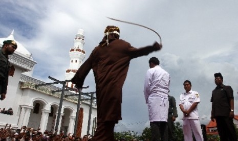 Pelaku menjabat sebagai wakil kepala dan kepala sekolah di Aceh. Foto ilustrasi hukuman cambuk 