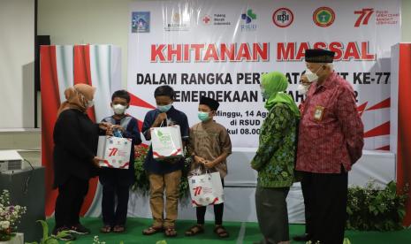 Pelaksanaan kegiatan khitan massal di Sleman dalam memeringati HUT RI.