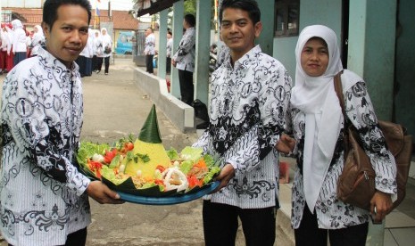 Pelaksanaan lomba tumpeng digelar bersamaan dengan Upacara pengibaran Sang Merah Putih yang dipusatkan di halaman SLTP Islam Parung, Jl. Raya parung No 648, Parung, Bogor, Jawa Barat, Jum'at (25/11).