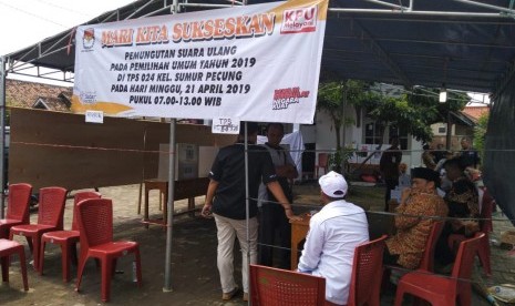 Pelaksanaan Pemungutan Suara Ulang (PSU) di TPS 24 Ciloang, Kota Serang, Ahad (21/4). PSU dilakukan karena adanya indikasi Petugas KPPS mencoblos sendiri 15 surat suara yang ada. 