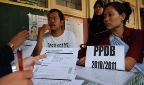 pelaksanaan pendaftaran siswa baru di sebuah sekolah di DKI Jakarta