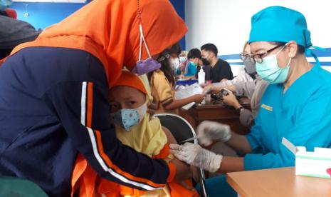 Pelaksanaan percepatan Vaksinasi Merdeka Anak yang digelar Polres Semarang bersama Dinkes Kabupaten Semarang di terminal Bawen, Kecamatan Bawen, Kabupaten Semarang, Sabtu (15/1). Kegiatan ini menyasar 700 anak dari 18 sekolah yang tersebar di wilayah Kecamatan Bawen.