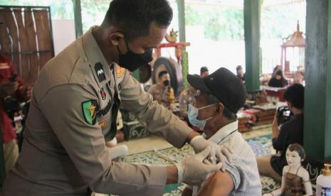 Pelaksanaan program Edukasi dan vaksinasi Pekerja Seni (Edipeni) yang digelar Polres Semarang, di padepokan Sanggar Budaya Condro Winoto Dusun Dampu, Desa Kalongan, Kecamatan Ungaran Timur, Kabupaten Semarang.