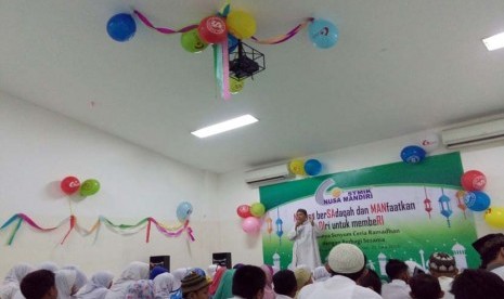 Pelaksanaan santunan 400 anak yatim dan dhuafa di STMIK Nusa Mandiri, Jakarta, Rabu (22/6/2016).