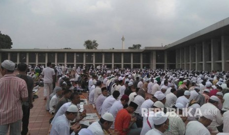 Pelaksanaan shalat Jum'at tumpah ruah sampai ke halaman Masjid Istiqlal, Jum'at (5/5).