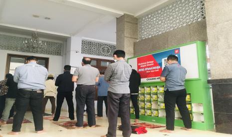 Pelaksanaan Sholat Jumat di Masjid IPB Bogor, Jumat (5/6).