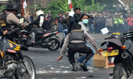 pelaksanaan simulasi Sispamkota yang digelar personil Polres Semarang di kompleks GOR pandanaran, Wujil, Kecamatan Bergas, kabupaten Semarang, Jumat (1/4). Kegiatan ini dimaksudkan untuk merawat kemampuan dan kesiapan personil Polres semarang dalam melaksanakan tuga pengendalian massa.