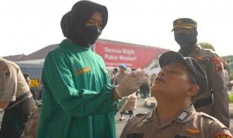 Pelaksanaan skrining melalui tes antigen kepada anggota Polri personil Polda Jawa Tengah, yang dilaksanakan usai apel pagi di lobi Mapolda Jawa Tengah, Senin (24/1). Skrining ini dilakukan guna menantisipasi penyebaran varian baru Omicron di lingkungan Polda Jawa Tengah.