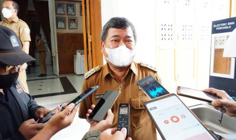 Pelaksanaan Sosialisasi Penyaluran Bantuan Sosial Rutilahu Tahun Anggaran 2021 di Gedung Pendopo, Kecamatan Garut Kota, Kabupaten Garut, Senin (15/3). 