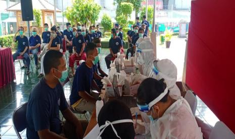 Pelaksanaan test swab kepada penghuni Lapas Narkotika Klas IIA Jakarta pada Ahad (30/11).