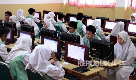   Depok Sosialisasikan Juklak-Juknis UNBK 2020. Foto:  Pelaksanaan Ujian Nasional Berbasis Komputer (UNBK).   (ilustrasi)(Republika/Yasin Habibi)