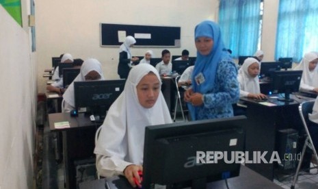 Pelaksanaan UNBK secara menumpang di SMAN 2 Kota Tasikmalaya, Senin (2/5).