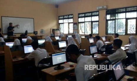 Pelaksanaan UNBK secara menumpang di SMAN 2 Kota Tasikmalaya, Senin (2/5).