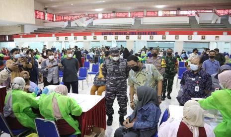 Pelaksanaan vaksinasi booster Covid-19 di gedung Balairung IPDN, Jatinangor, Jawa Barat, Jumat (11/3/2022).