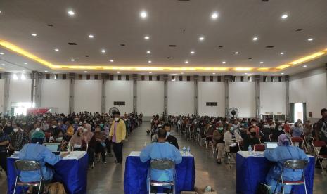 Pelaksanaan vaksinasi booster hari terakhir di Jogja Expo Center (JEC), Banguntapan, Bantul, DIY, Sabtu (15/1). 