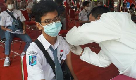 Semarang akan Sediakan Pelayanan Vaksinasi di Kelurahan. Pelaksanaan vaksinasi Covid-19 bagi siswa di SMAN 1 Semarang, yang dilaksanakan lingkungan sekolah setempat untuk ribuan siswanya, pada Rabu (14/7).