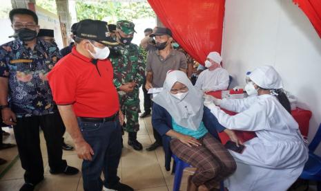 Pelaksanaan vaksinasi Covid-19 kedua kepada warga Semarang, Jawa Tengah, Jumat (19/11). Ini merupakan hasil kolaborasi Pemkab Semarang dengan Program Bakti Sosial Djarum Foundation.