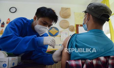 Pelaksanaan vaksinasi kepada tenaga pendidik dan tenaga kependidikan di Gedung SDN 196 Sukarasa, Jalan Pak Gatot V, Kecamatan Sukasari, Kota Bandung, Senin (12/4). LIPI menyebut, meskipun saat ini sebagian warga Indonesia sudah mendapatkan vaksinasi Covid-19 dari vaksin impor, tetapi kemandirian dalam pengembangan vaksin dalam negeri masih sangat penting.