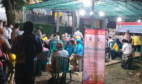 Pelaksanaan vaksinasi malam hari yang digelar Polres Semarang usai sholat tarawih di masjid A Taqwa, Kelurahan Kalirejo, Kecamatan Ungaran Timur, Kabupaten Semarang, akhir pekan kemarin. Antisipasi menghadapi kedatangan para pemudik, pada Lebaran tahun ini Polres Semarang gelar vaksinasi malam hari di masjid- masjid guna meingkatkan cakupan vaksinasi booster di masyarakat.