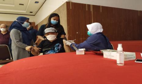 36 Ribu Warga Tasikmalaya Sudah Jalani Vaksinasi. Pelaksanaan vaksinasi massal kepada lansia di Graha Asia Plaza, Kota Tasikmalaya, Selasa (20/4). Terdapat ratusan lansia yang mengikuti vaksinasi massal tersebut.