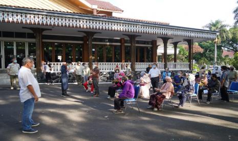 Pelaksanaan vaksinasi untuk pralansia dan lansia di Gedung Pendopo Kabupaten Garut, Sabtu (12/6).