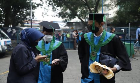 Pelaksanaan wisuda digelar dengan protokol kesehatan yang ketat, panitia memeriksa Vaksinasi Dua Kali Covid 19.